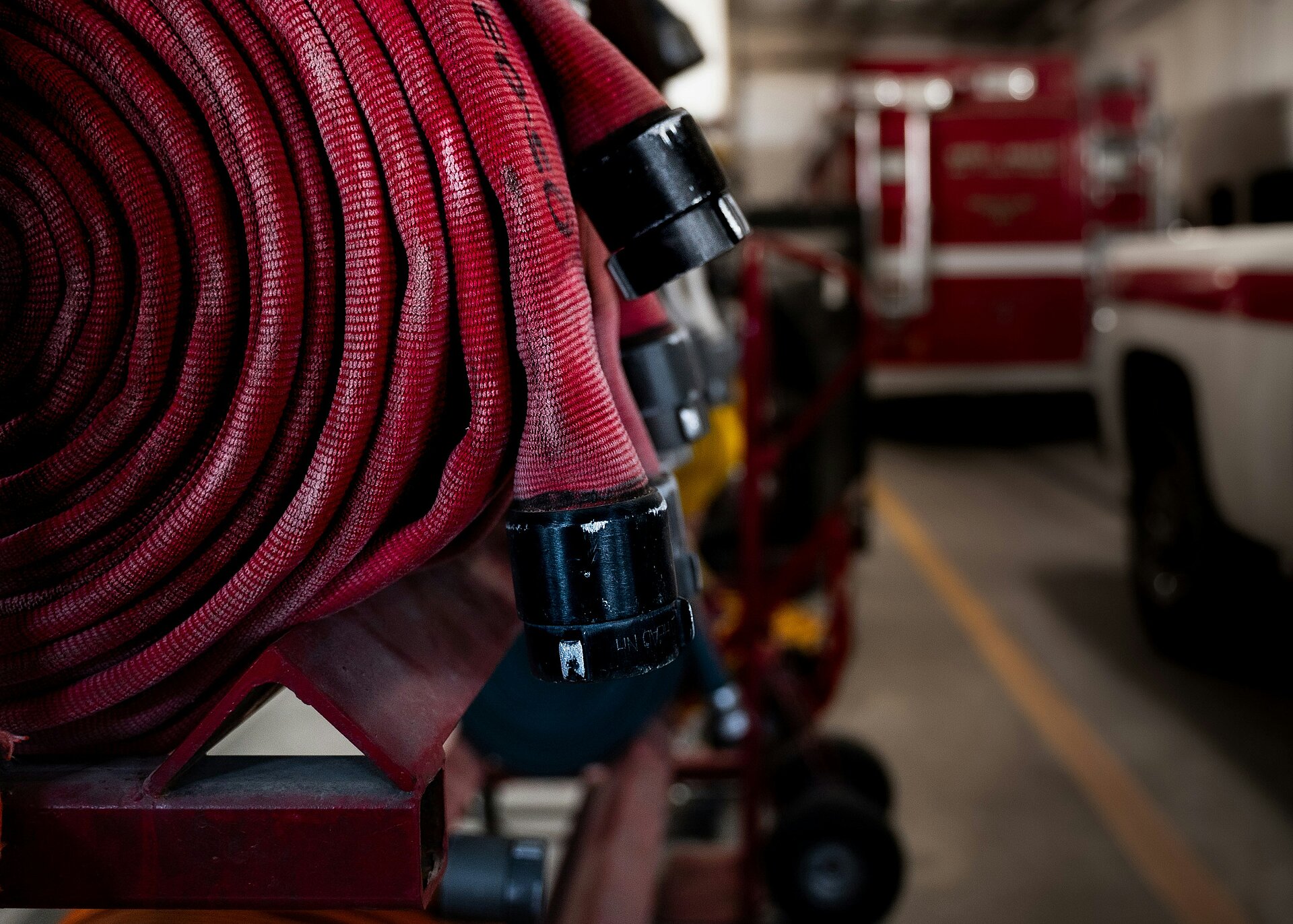Foto eines aufgerollten Feuerwehrschlauchs