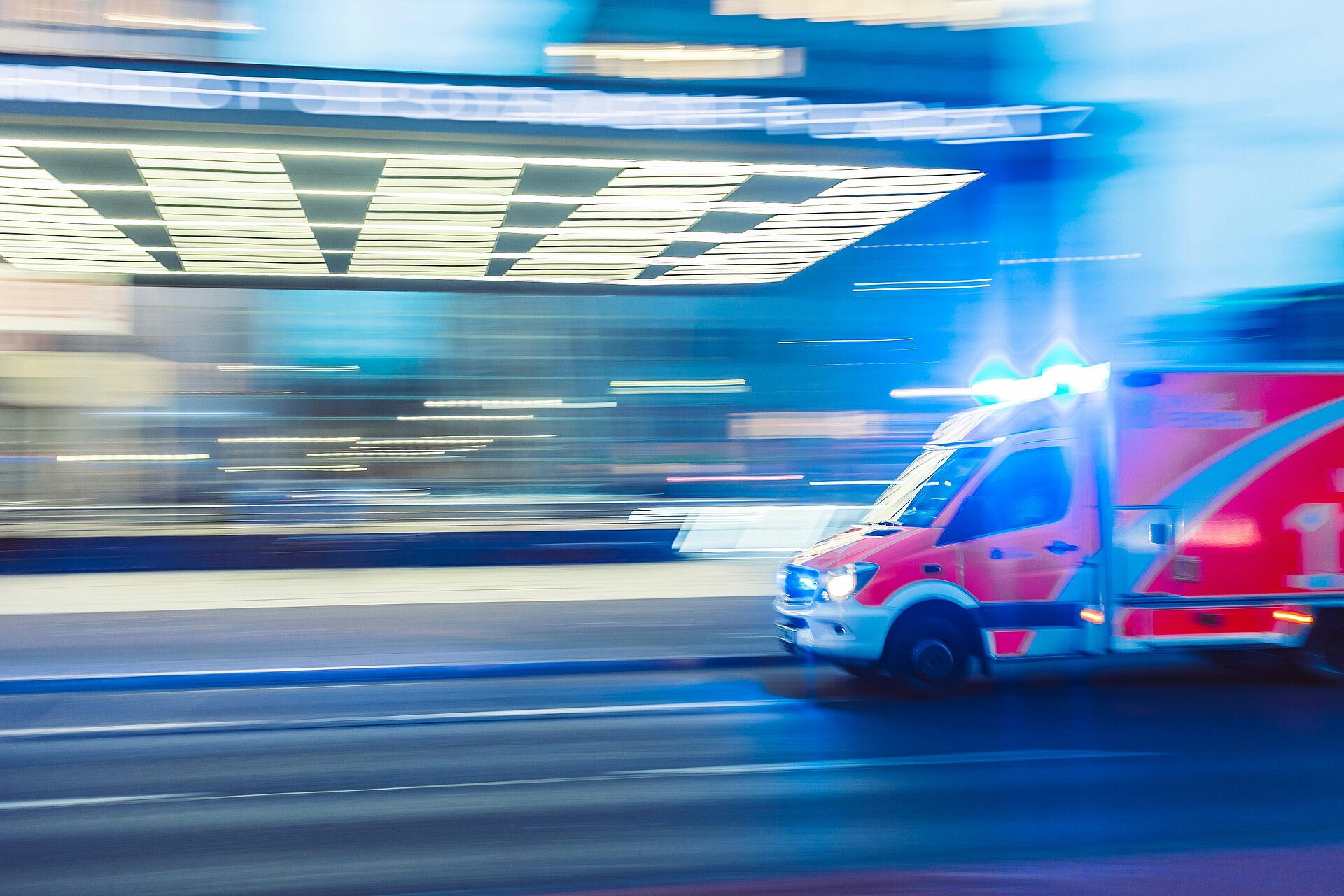Foto eines schnell fahrenden Rettungswagens
